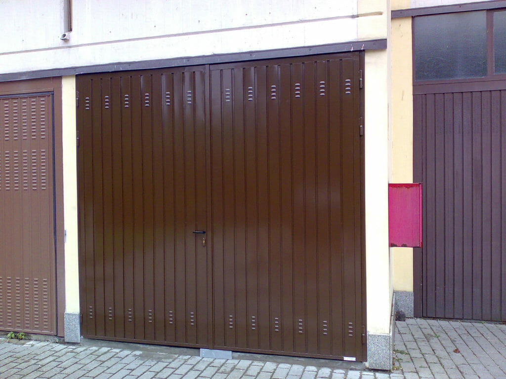 Produzione, vendita e installazione di serrande per box a Pavia e provincia
